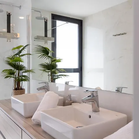 Luxury 3-bdr Apartment *